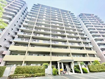 外観:明るい外観が印象的な建物です。整った植栽がエントランス周辺を彩ります。堂々とした佇まいが特徴的です。広々としたエントランス前のスペースも魅力となっています。清潔感のある外観となっています。 外観:明るい外観が印象的な建物です。整った植栽がエントランス周辺を彩ります。堂々とした佇まいが特徴的です。広々としたエントランス前のスペースも魅力となっています。清潔感のある外観となっています。