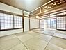 寝室：伝統的な和室が広がる寝室です。障子から優しい光が差し込み落ち着いた雰囲気の空間を演出しています。畳が均一に敷かれており清潔感があります。趣のある欄間もアクセントとなっています。