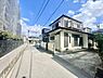 その他：前面道路が広がり開放的な環境となっています。日当たりも良好で建物の外観がしっかり確認できます。周囲には塀や緑が整えられており落ち着いた雰囲気です。前面道路含む現地写真で全体の様子がわかります。