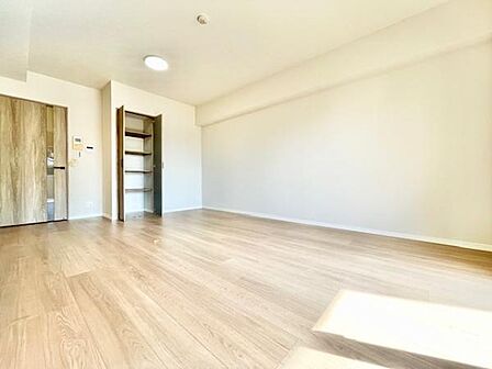 リビングは明るい印象で広々とした空間が広がっています。床の色合いがやわらかく室内がすっきりとしています。収納スペースもしっかり確保されていて整理整頓がしやすいレイアウトです。