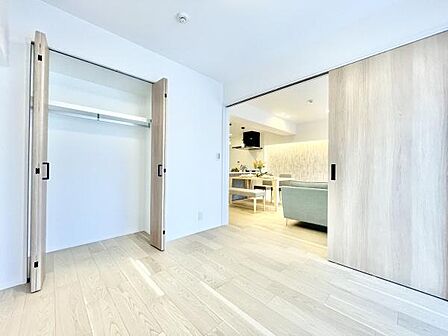 リビングの隣の洋室扉を開放するとより広いスペースとしてお使いいただけます♪