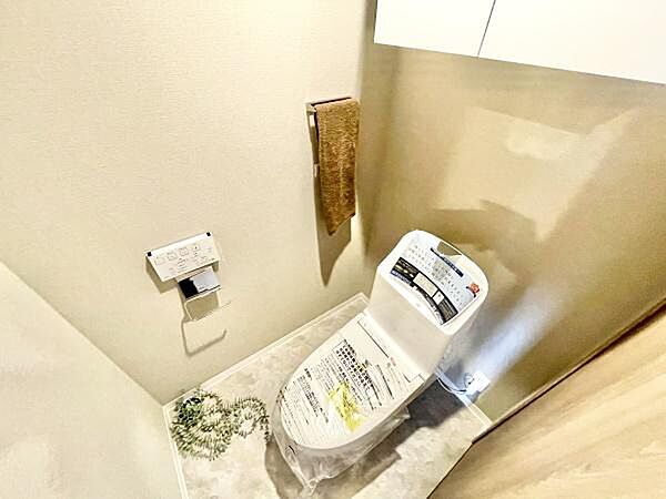 トイレはウォシュレット付き！見やすい壁付けリモコンです。
