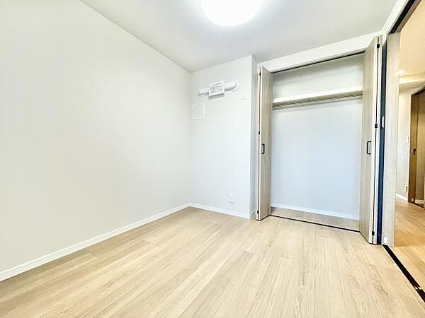 全室洋室なので、家具選びや家具設置もスムーズ。統一された優しい色のフローリングは明るい室内を演出します。
