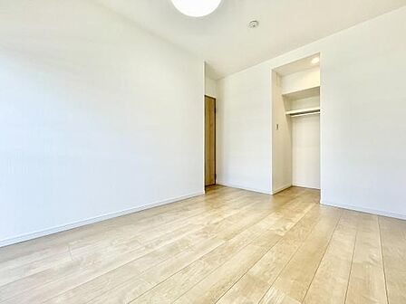 明るい床材が特徴の子供部屋です。クロゼットがあり収納スペースも確保されています。清潔感のあるシンプルな内装です。使いやすい形状の間取りとなっています。室内は落ち着いた雰囲気です。