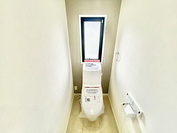 明るい空間のトイレで清潔感あふれる内装です。窓付きで換気もしやすく快適にご利用いただけます。手洗いスペースやペーパーホルダーなど使いやすさにも配慮されています。コンパクトながらも機能的なトイレです。