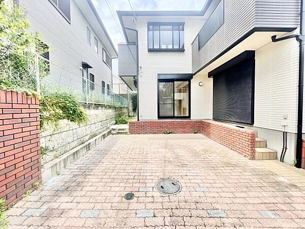 敷地内に広々とした駐車スペースが確保されております。レンガ調の舗装が住まいの外観と調和しています。段差が少なく車の出し入れもスムーズに行えます。周囲も明るく見通しが良い駐車場です。