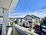その他：バルコニーから住宅街を望むことができ空が広く感じられます。周囲は低層住宅が中心で開放感があります。穏やかな景観が広がり日当たりも期待できます。現地からの眺望がしっかり確認できる一枚です。