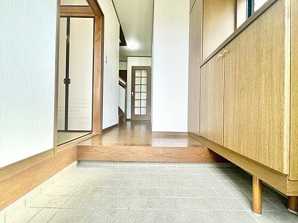 玄関は広々とした空間で玄関収納も充実しています。シンプルで清潔感のあるデザインです。廊下までの動線もスムーズです。明るさが感じられる玄関です。