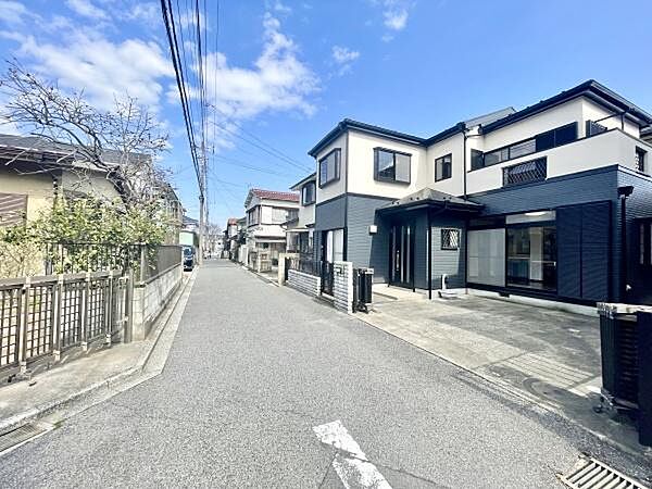 前面道路は幅があり車の出入りがしやすい環境です。現地周辺は整然としており落ち着いた雰囲気が感じられます。道沿いに住宅が並び周囲はすっきりとした街並みです。