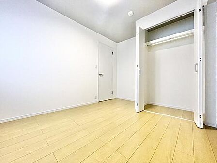 明るい色合いのフローリングで室内がすっきりとした印象です。クローゼットが備わっており収納スペースもしっかり確保されています。白基調の壁面が空間をより広く感じさせます。扉付きの収納が便利です。