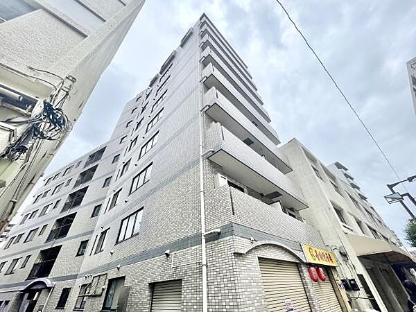 スタイリッシュな外観が特徴的なマンションです。タイル張りの外壁で清潔感があります。高層階まで広がる建物で広いバルコニーが魅力的です。エントランスもすっきりとしたデザインです。