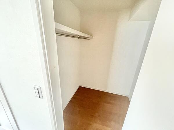 広々とした収納スペースが設けられており衣類やその他の荷物をすっきりと整理できます。奥行きがありハンガーパイプも備え付けられているため収納の幅が広がります。棚も設置されていて便利に活用できます。