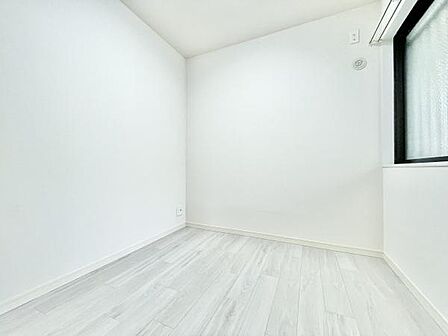 明るい印象の子供部屋です。シンプルな内装が特徴となっています。白を基調とした空間で清潔感があります。窓から光が差し込みやすい設計です。床材も落ち着いたトーンでまとまっています。