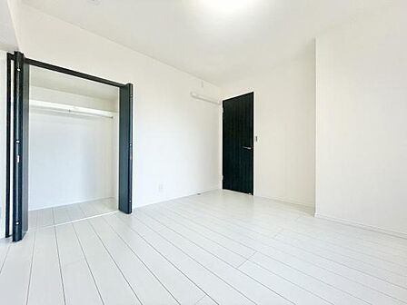 白を基調とした明るい洋室です。大きなクローゼット付きで収納スペースがしっかり確保されています。シンプルな内装でお好みに合わせてアレンジしやすい点が魅力です。清潔感のある空間が広がっています。