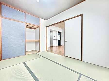 和室は落ち着いた色合いの畳と障子が調和しすっきりとした雰囲気です。収納スペースも備わっています。引き戸を開けるとリビングに続いており空間に広がりを感じます。和室らしいシンプルなデザインが魅力です。
