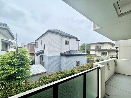 バルコニーからの眺望は開放感があります。周辺には住宅が並び落ち着いた雰囲気が感じられます。緑もあり季節の移り変わりが楽しめそうです。視界が広く圧迫感のない空間です。