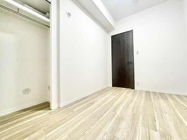 ナチュラルな色合いのフローリングが印象的です。収納スペースが備わっておりお部屋がすっきりと使えます。白い壁が空間を明るく広く見せます。シンプルなデザインで様々な家具と合わせやすいです。