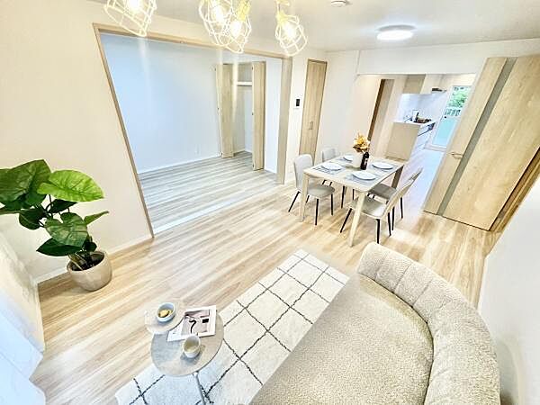 明るい色合いの床と壁が空間を広く見せ清潔感のある雰囲気です。家具の配置がバランス良く動線も確保されています。観葉植物がアクセントとなりさりげない彩りをプラスしています。