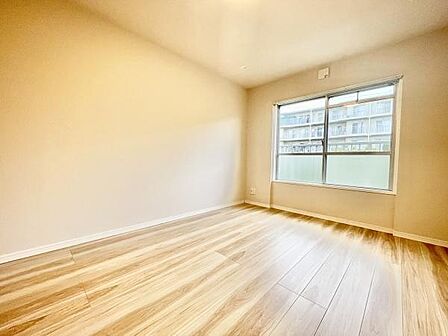 明るい光が差し込む寝室です。広々とした空間でレイアウトの幅が広がります。ナチュラルな床材が落ち着いた雰囲気を演出します。窓からの眺めも良好です。無駄がなく使いやすい形状です。
