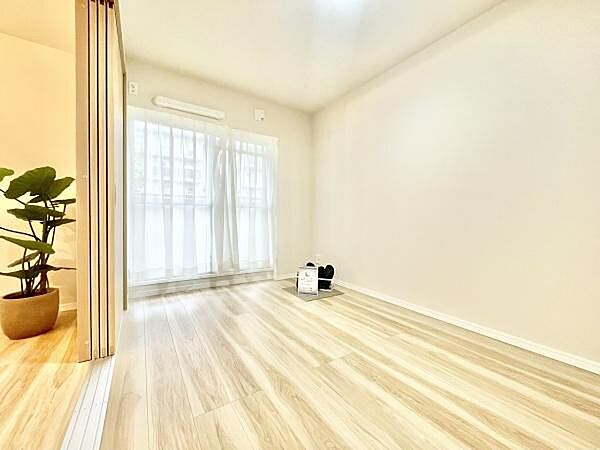 洋室は明るいナチュラルなフローリングが特徴です。大きな窓からやわらかな光が差し込みます。シンプルで使いやすい空間設計となっております。可動式の仕切りがアクセントです。家具の配置もしやすい洋室です。