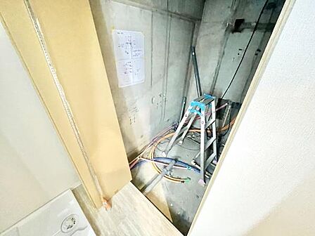 バスルームの工事進行中の様子が確認できます。配管や壁面の状態がしっかりと見える写真です。今後のバス空間の仕上がりや設備設置の参考になります。新たな設備導入やリフォーム時にも現状を把握しやすいです。