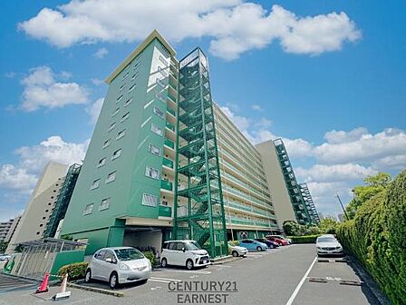 明るい外観が特徴のマンションです。しっかりとした造りで安心感があります。駐車スペースもゆったりと確保されています。建物全体が清潔に保たれています。青空に映えるデザインが目を引きます。