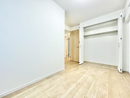 明るい色合いのフローリングが特徴的な子供部屋です。クローゼットは収納力があり衣類やおもちゃも整理しやすい設計です。壁面がシンプルなので自由なレイアウトが楽しめます。