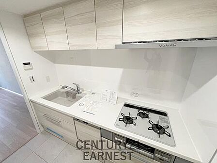 落ち着いた色合いのキッチンは清潔感があり毎日のお手入れがしやすいです。上下に収納スペースがしっかり確保されているため日々の片付けもスムーズです。コンロやシンクの配置も使い勝手に配慮されています。