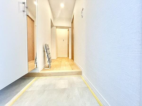 広々とした玄関スペースが魅力です。明るい照明とシンプルな内装が開放的な印象を与えます。玄関から廊下までの動線もスムーズで使いやすさが感じられます。シューズラックも設けられて整理がしやすいです。
