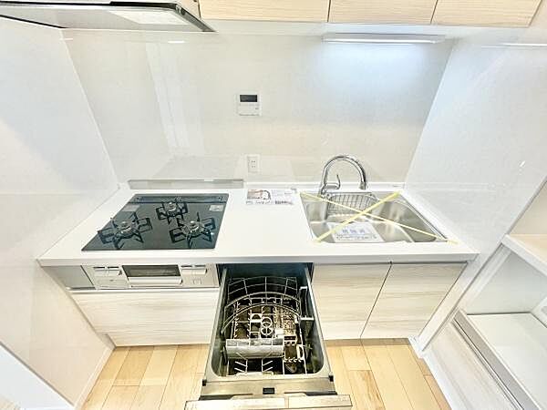 明るく清潔感のあるキッチンです。ビルトイン食洗機や3口コンロが配置され効率的な作業が可能です。シンクや作業スペースもゆとりがあり日々のお手入れも簡単です。収納スペースも充実しています。