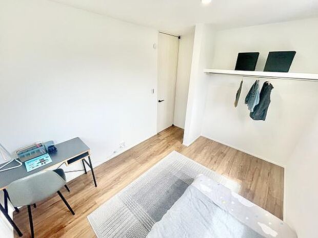 シンプルな内装で明るい雰囲気の子供部屋です。クローゼットスペースが備わっており収納にも配慮されています。デスクが設置しやすい広さも確保されています。木目調の床がアクセントとなっています。