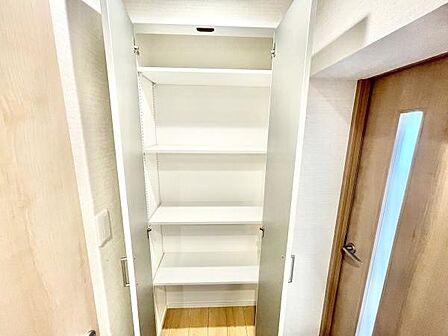 シンプルなデザインの収納スペースです。棚の高さ調整が可能で無駄なく活用できます。扉付きで中身を隠せて空間をすっきりと見せられます。使い勝手に配慮された収納です。