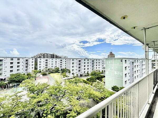 バルコニーからは周囲を見渡せる広がりのある現地からの眺望が楽しめます。住棟の並びや緑が調和した景色も印象的です。高層階ならではの解放感があります。天候によって変化する空の様子も望めます。