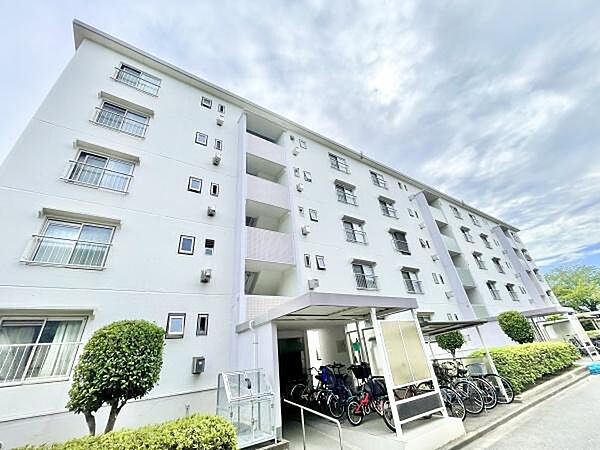 明るい外観が印象的な集合住宅です。自転車置き場が設けられており便利に利用できます。敷地内には緑もあり清潔感があります。建物のメンテナンスも行き届いています。窓が多く全体的にすっきりとしたデザインです。