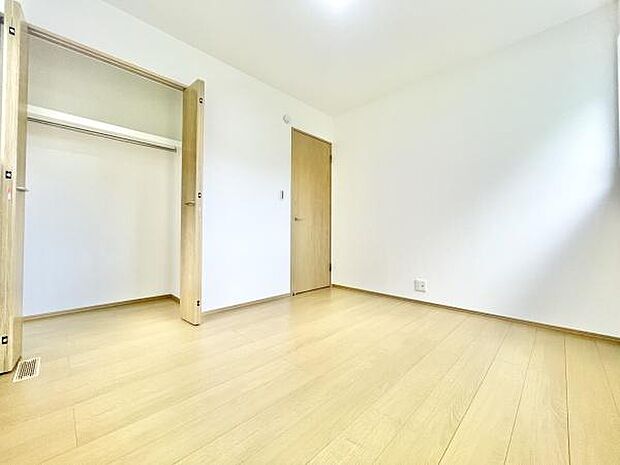 明るいフローリングと白い壁が特徴的な子供部屋です。収納スペースも備え付けられており整理整頓に役立ちます。シンプルな内装がポイントです。窓から自然光が入りやすい空間です。清潔感のある雰囲気も魅力です。