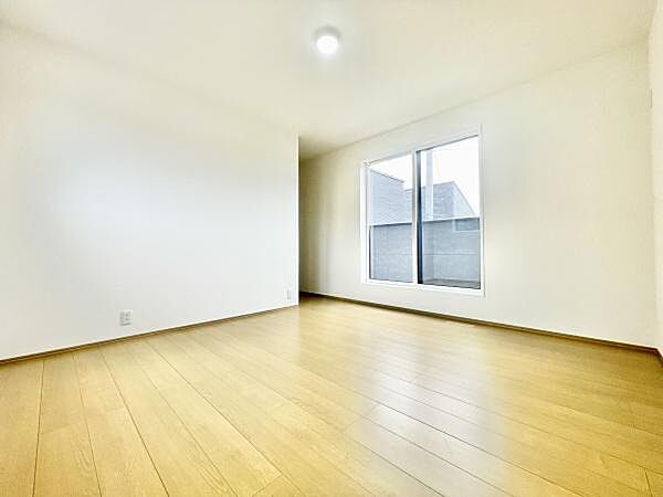 大きな窓から自然光が差し込む洋室です。壁と床が明るい色合いですっきりとした印象です。シンプルな内装で様々な使い方が可能です。開放感のある空間づくりができます。