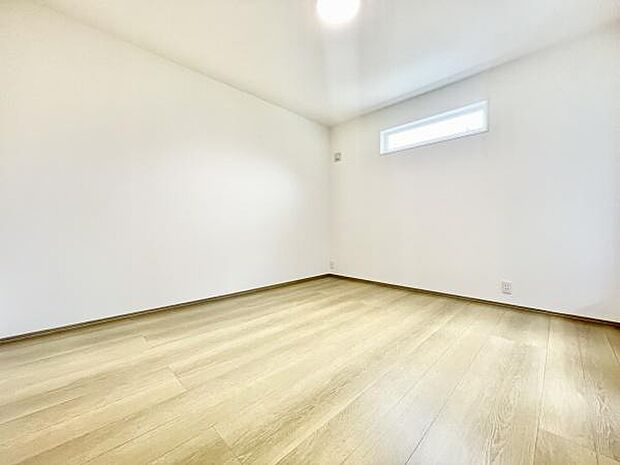 明るさを取り入れる高窓が特徴的な子供部屋です。白を基調とした壁で空間が広く感じられます。シンプルなフローリングは家具の配置にも柔軟に対応できます。清潔感のある仕上がりとなっています。