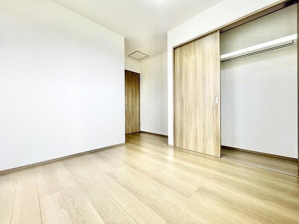明るい色合いのフローリングが印象的な子供部屋です。収納スペースが扉付きで整理整頓にも便利です。シンプルな内観なので多彩なレイアウトが可能です。余計な柱や段差がなく使いやすい空間が広がっています。