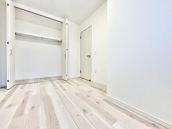 明るい色調のフローリングが特徴的な子供部屋です。収納スペースもしっかりと確保されています。白を基調とした壁が空間をさらに広く感じさせます。シンプルな設計でアレンジしやすい印象です。