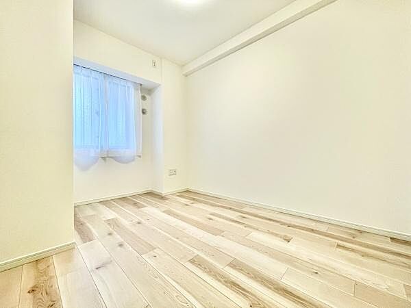 明るいフローリングが特徴的なシンプルで使いやすい子供部屋です。窓からやわらかな自然光が差し込み室内を明るくしています。壁と床の色が調和しておりどんな家具とも合わせやすい空間となっています。