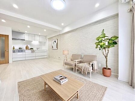 リビングは白を基調とした明るい空間です。広々とした印象で家具の配置も自由に楽しめます。キッチンとの一体感もありすっきりとしたデザインでまとまっています。家具はイメージパースです。
