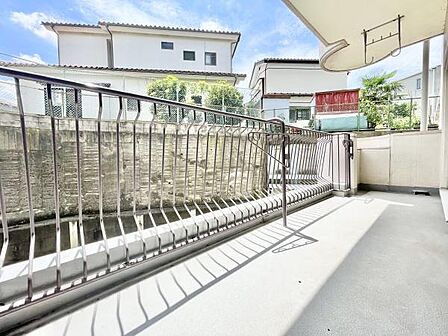 開放感あるバルコニーは日差しがしっかりと入り明るい空間です。柵がしっかりしており安全面にも配慮されています。広々としたスペースが確保されているため様々な用途で利用可能です。