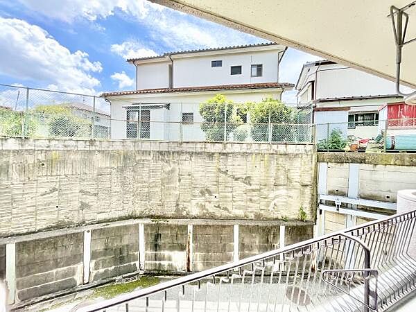 現地からの眺望は広がりのある空間を感じられます。周囲には住宅が建ち並び環境が整っています。バルコニーや窓からの眺めが明るく開放的な印象です。日差しが差し込みやすい立地になっています。