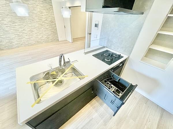 広々としたキッチン空間で使いやすいシンクと3口コンロが設置されています。ビルトインの食器洗浄機が備わっており日常の家事も効率的に進められます。