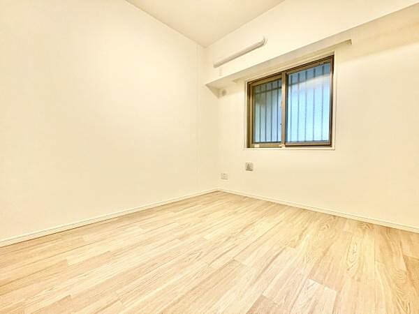 明るい色合いの床材が使われており室内全体がすっきりとした印象です。窓からの採光もあり清潔感のある空間です。壁や天井もシンプルでレイアウトの自由度が高いです。コンセントの位置も使いやすそうです。