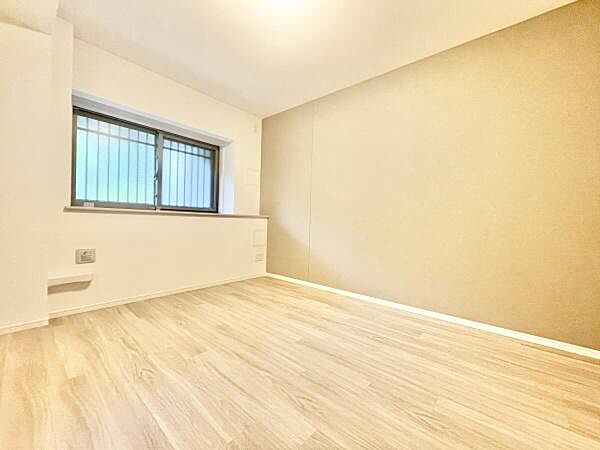 明るい色合いのフローリングが特徴的な洋室です。大きめの窓から自然光がたっぷり入ります。シンプルなデザインでレイアウトしやすい空間です。収納や家具の配置にも便利な広さが魅力です。