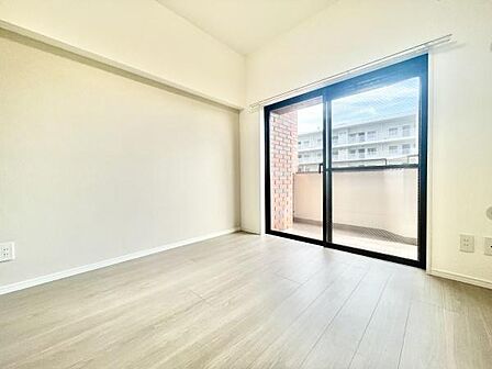 大きな窓から自然光がたっぷり差し込む子供部屋です。明るく落ち着いた内装が特徴です。クローゼットスペースも活用しやすく使い勝手の良いレイアウトです。バルコニーにも直接アクセス可能です。