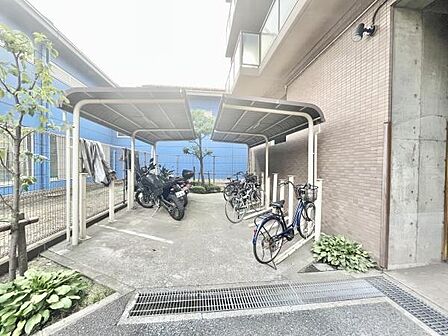 屋根付きの駐輪場が設けられており雨の日でも自転車やバイクを安心して置くことができます。駐輪スペースがしっかり確保されていますので利便性があります。