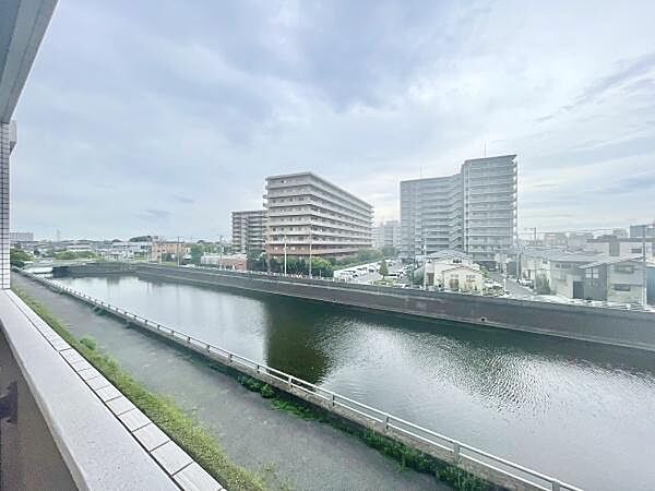 バルコニーから見える川の景色が開放感を演出しています。遠くまで広がる眺望が魅力的です。高層マンションが点在しており周辺環境も整っています。現地からの眺望で気持ちの良い時間をお過ごしいただけます。