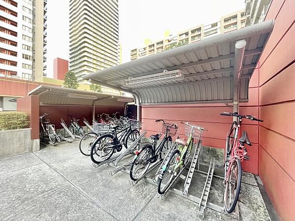 屋根付きの自転車置き場が完備されており雨の日でも安心して自転車を駐輪できます。ゆとりのあるスペースで複数台の利用にも便利です。手入れが行き届いた清潔感のある環境です。